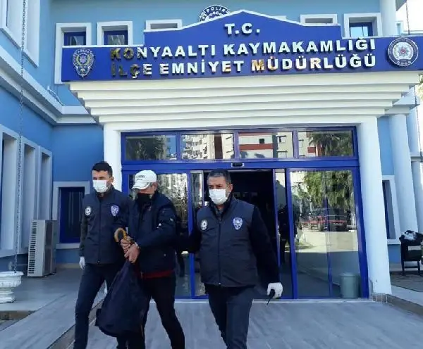Heykelleri balyozla kıran şüpheli yakalandı Heykelleri balyozla kıran şüpheli yakalandı