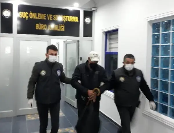 Heykelleri balyozla kıran şüpheli yakalandı Heykelleri balyozla kıran şüpheli yakalandı