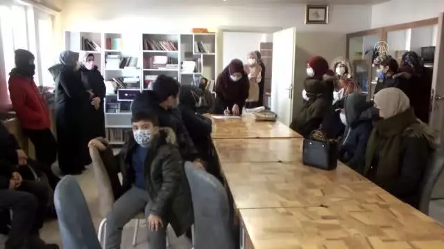 İHH, yetim öğrencilerin yüzünü tabletle güldürüyor İHH, yetim öğrencilerin yüzünü tabletle güldürüyor