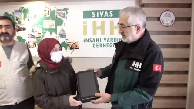 İHH, yetim öğrencilerin yüzünü tabletle güldürüyor İHH, yetim öğrencilerin yüzünü tabletle güldürüyor