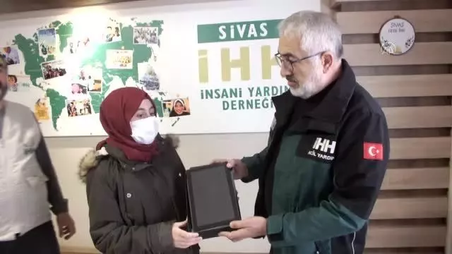 İHH, yetim öğrencilerin yüzünü tabletle güldürüyor İHH, yetim öğrencilerin yüzünü tabletle güldürüyor