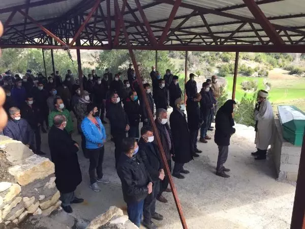 İntihar eden doktor, memleketi Hatay'da son yolcuğuna uğurlandı İntihar eden doktor, memleketi Hatay'da son yolcuğuna uğurlandı