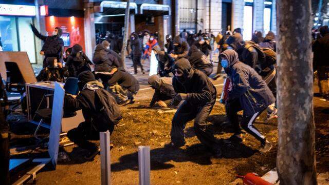 İspanya'da Rap sanatçısı Hasel'e destek için düzenlenen gösterilere polis müdahale etti