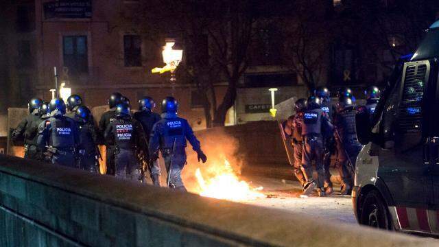 İspanya'da Rap sanatçısı Hasel'e destek için düzenlenen gösterilere polis müdahale etti