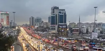 İstanbul'da iş çıkış saatlerinde trafik yoğunluğu