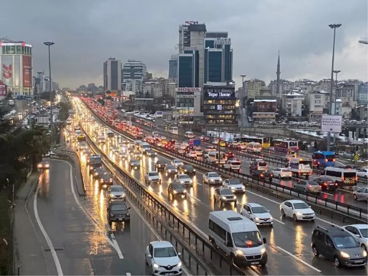 İstanbul'da iş çıkış saatlerinde trafik yoğunluğu