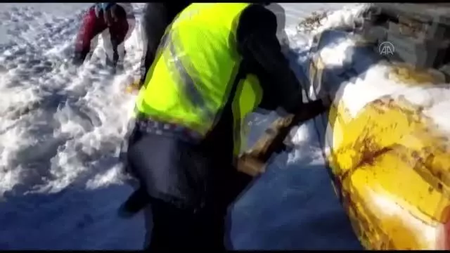 KAHRAMANMARAŞ - Karda mahsur kalan baba ve 2 çocuğu kurtarıldı KAHRAMANMARAŞ - Karda mahsur kalan baba ve 2 çocuğu kurtarıldı