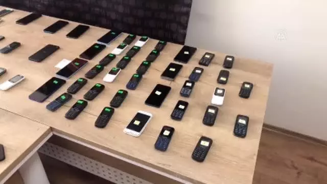 KAHRAMANMARAŞ - Polis ekipleri, ele geçirilen gümrük kaçağı cep telefonlarıyla 'Uzay' yazdı KAHRAMANMARAŞ - Polis ekipleri, ele geçirilen gümrük kaçağı cep telefonlarıyla 'Uzay' yazdı