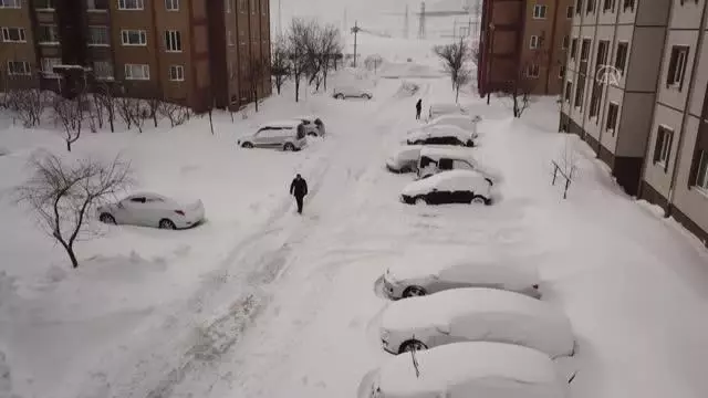 Kar yağışı hayatı olumsuz etkiliyor Kar yağışı hayatı olumsuz etkiliyor