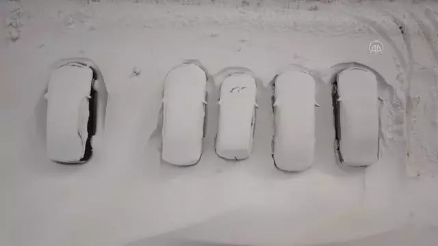 Kar yağışı hayatı olumsuz etkiliyor Kar yağışı hayatı olumsuz etkiliyor