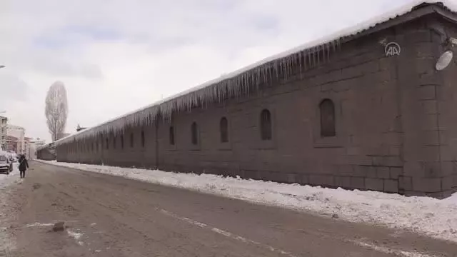 Kar yağışı ve soğuk hava etkili oluyor Kar yağışı ve soğuk hava etkili oluyor