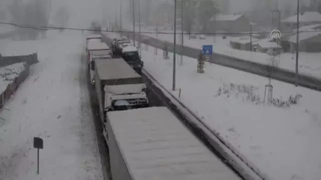Kar yağışı ve soğuk hava etkili oluyor Kar yağışı ve soğuk hava etkili oluyor