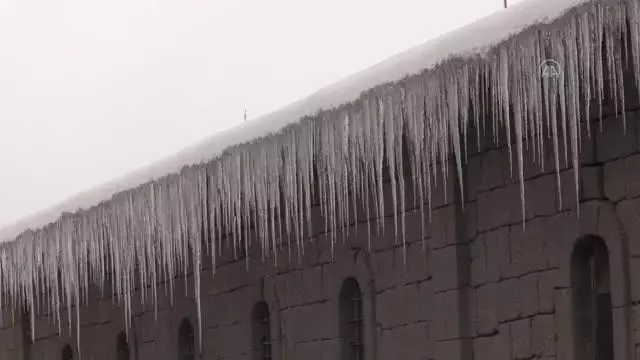Kar yağışı ve soğuk hava etkili oluyor Kar yağışı ve soğuk hava etkili oluyor