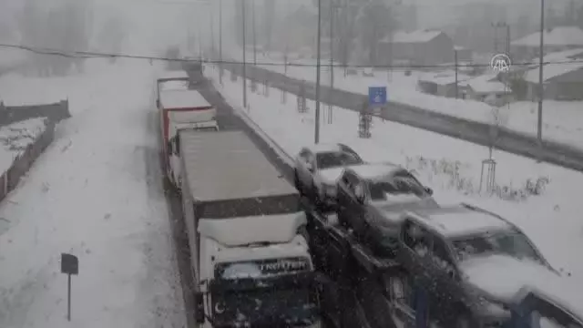 Kar yağışı ve soğuk hava etkili oluyor Kar yağışı ve soğuk hava etkili oluyor