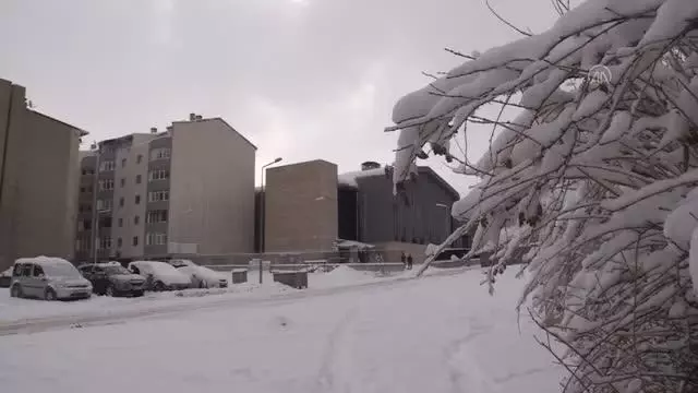 Kar yağışı ve soğuk hava etkili oluyor Kar yağışı ve soğuk hava etkili oluyor