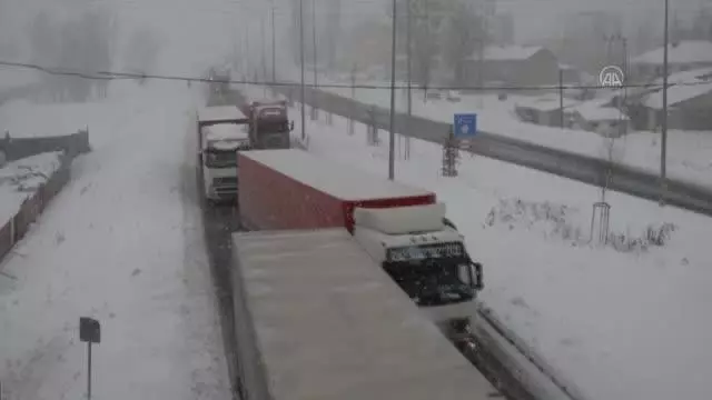 Kar yağışı ve soğuk hava etkili oluyor Kar yağışı ve soğuk hava etkili oluyor