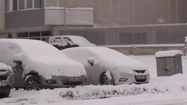 Kar yağışı ve soğuk hava etkili oluyor Kar yağışı ve soğuk hava etkili oluyor