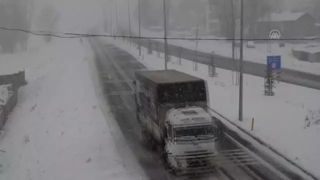 Kar yağışı ve soğuk hava etkili oluyor Kar yağışı ve soğuk hava etkili oluyor