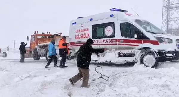 Kara saplanan hamile kadını taşıyan ambulansın kurtarılma görüntüleri ortaya çıktı Kara saplanan hamile kadını taşıyan ambulansın kurtarılma görüntüleri ortaya çıktı