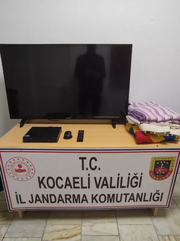 Karamürsel'de hırsızlık şüphelisi 2 kişi tutuklandı Karamürsel'de hırsızlık şüphelisi 2 kişi tutuklandı