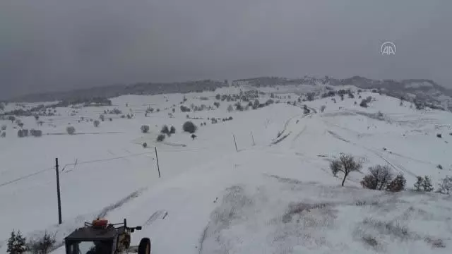 Karla mücadele çalışmaları devam ediyor Karla mücadele çalışmaları devam ediyor