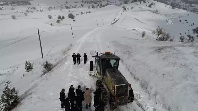 Karla mücadele çalışmaları devam ediyor Karla mücadele çalışmaları devam ediyor