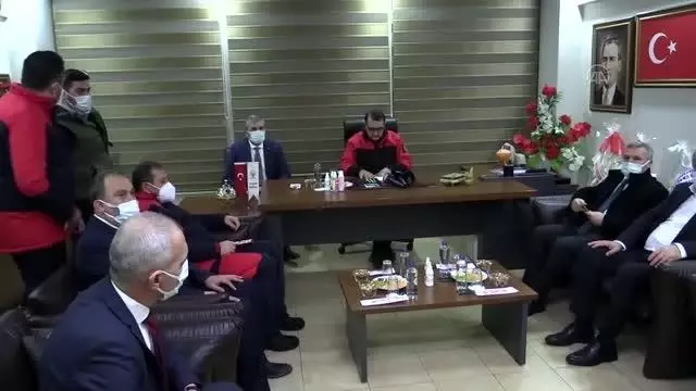 KASTAMONU - Bakan Dönmez, kırsaldaki şebekelerin yenilenmesine ağırlık vereceklerini söyledi KASTAMONU - Bakan Dönmez, kırsaldaki şebekelerin yenilenmesine ağırlık vereceklerini söyledi