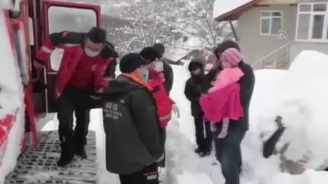 Son dakika haberi | KASTAMONU - Kardan yolu kapanan köyde hastalanan çocuk hastaneye ulaştırıldı Son dakika haberi | KASTAMONU - Kardan yolu kapanan köyde hastalanan çocuk hastaneye ulaştırıldı