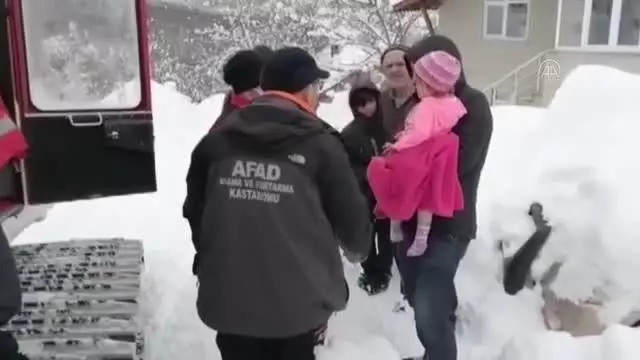 Son dakika haberi | KASTAMONU - Kardan yolu kapanan köyde hastalanan çocuk hastaneye ulaştırıldı Son dakika haberi | KASTAMONU - Kardan yolu kapanan köyde hastalanan çocuk hastaneye ulaştırıldı