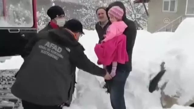 Son dakika haberi | KASTAMONU - Kardan yolu kapanan köyde hastalanan çocuk hastaneye ulaştırıldı Son dakika haberi | KASTAMONU - Kardan yolu kapanan köyde hastalanan çocuk hastaneye ulaştırıldı