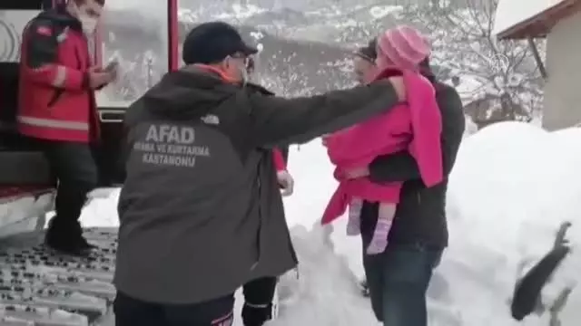 Son dakika haberi | KASTAMONU - Kardan yolu kapanan köyde hastalanan çocuk hastaneye ulaştırıldı Son dakika haberi | KASTAMONU - Kardan yolu kapanan köyde hastalanan çocuk hastaneye ulaştırıldı