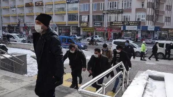 Kayıp kız çocuğu 43 gün sonra bulundu; 8 gözaltı (2) Kayıp kız çocuğu 43 gün sonra bulundu; 8 gözaltı (2)