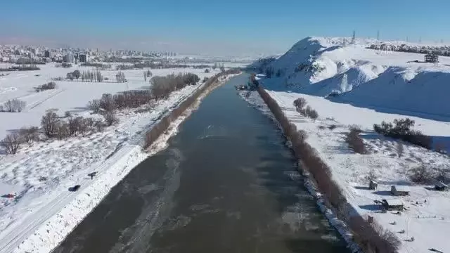 Kızılırmak Nehri kısmen buz tuttu Kızılırmak Nehri kısmen buz tuttu