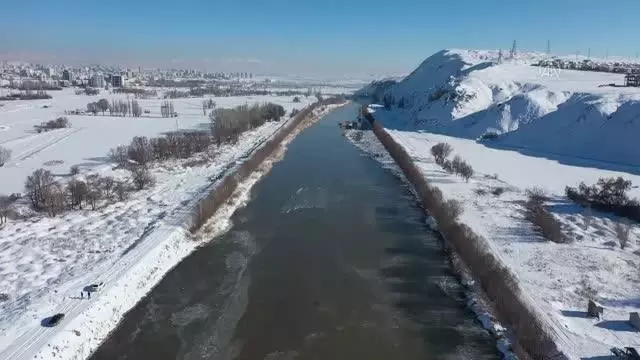 Kızılırmak Nehri kısmen buz tuttu Kızılırmak Nehri kısmen buz tuttu