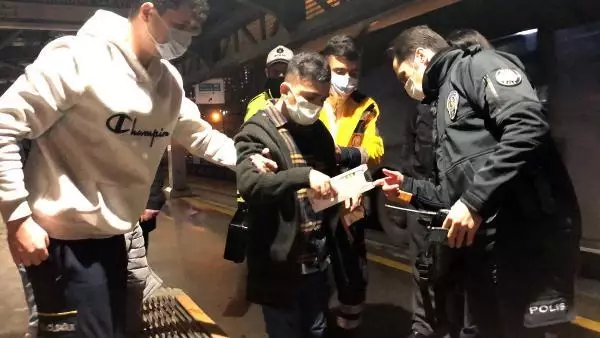 Metrobüsten inmeye çalışan İranlı engelli yolcu düştü Metrobüsten inmeye çalışan İranlı engelli yolcu düştü