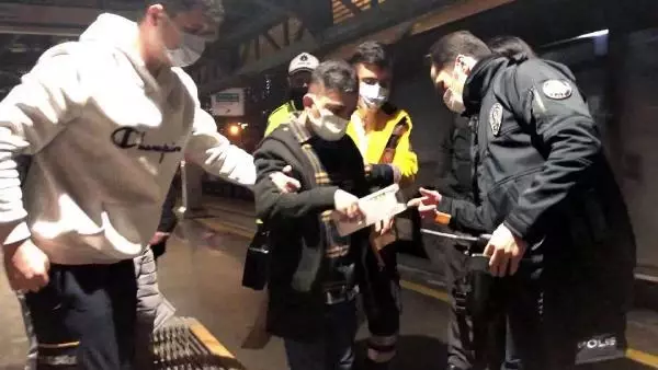 Metrobüsten inmeye çalışan İranlı engelli yolcu düştü Metrobüsten inmeye çalışan İranlı engelli yolcu düştü