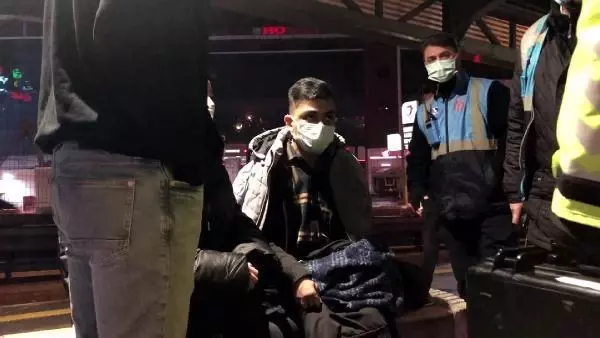 Metrobüsten inmeye çalışan İranlı engelli yolcu düştü Metrobüsten inmeye çalışan İranlı engelli yolcu düştü
