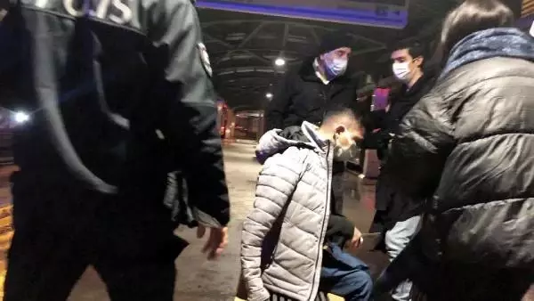 Metrobüsten inmeye çalışan İranlı engelli yolcu düştü Metrobüsten inmeye çalışan İranlı engelli yolcu düştü