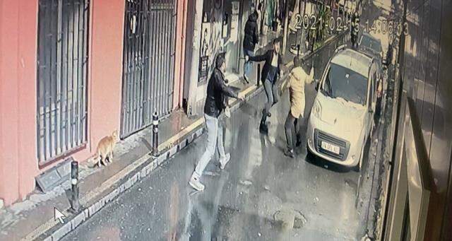Ortaköy'de aralarında husumet olan 2 kardeş sokak ortasında birbirini bıçakladı