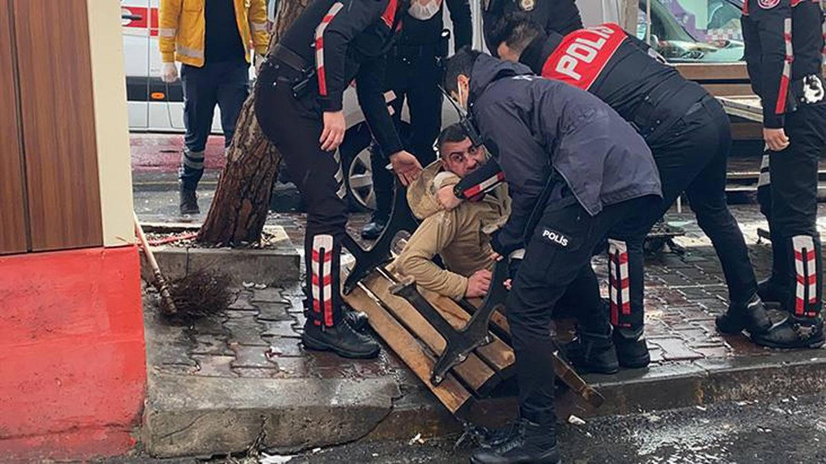İki kardeş sokak ortasında birbirini bıçakladı, kan donduran anlar böyle görüntülendi