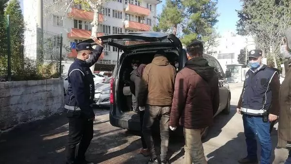 Osmaniye'de Afganistan uyruklu 10 kaçak göçmen yakalandı Osmaniye'de Afganistan uyruklu 10 kaçak göçmen yakalandı