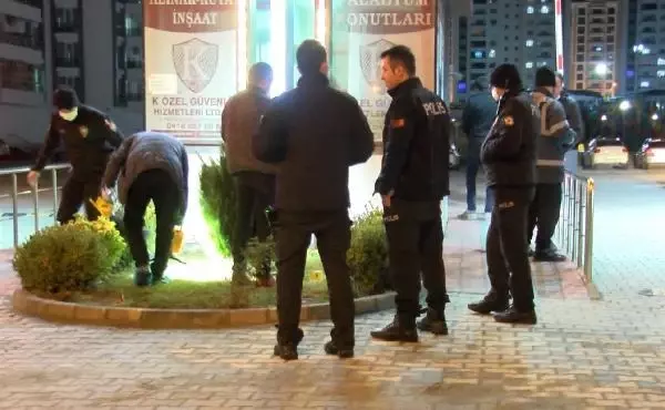 Oturduğu sitenin önünde karşılaştığı husumetlisini tabancayla başından vurdu Oturduğu sitenin önünde karşılaştığı husumetlisini tabancayla başından vurdu
