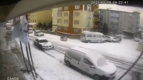 Park halindeyken kayan otomobili böyle durdurmaya çalıştılar Park halindeyken kayan otomobili böyle durdurmaya çalıştılar