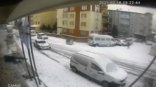 Park halindeyken kayan otomobili böyle durdurmaya çalıştılar Park halindeyken kayan otomobili böyle durdurmaya çalıştılar