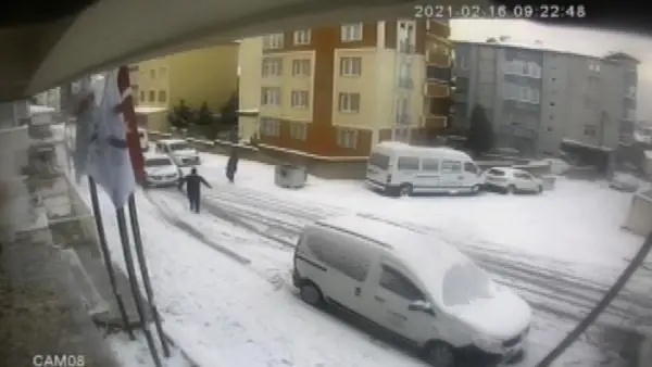 Park halindeyken kayan otomobili böyle durdurmaya çalıştılar Park halindeyken kayan otomobili böyle durdurmaya çalıştılar