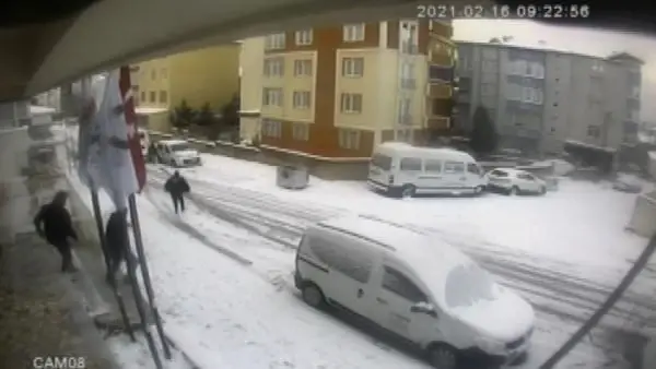 Park halindeyken kayan otomobili böyle durdurmaya çalıştılar Park halindeyken kayan otomobili böyle durdurmaya çalıştılar