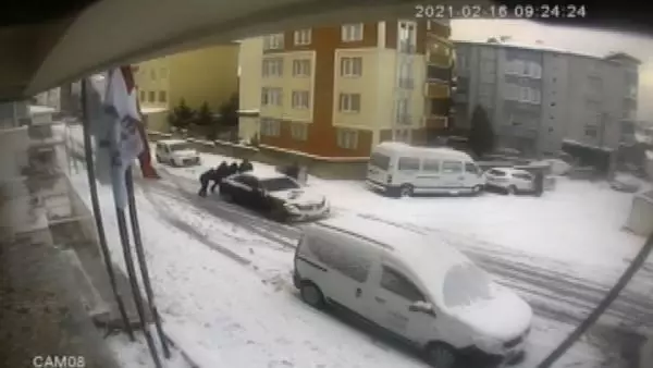 Park halindeyken kayan otomobili böyle durdurmaya çalıştılar Park halindeyken kayan otomobili böyle durdurmaya çalıştılar