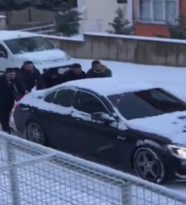 Park halindeyken kayan otomobili böyle durdurmaya çalıştılar Park halindeyken kayan otomobili böyle durdurmaya çalıştılar