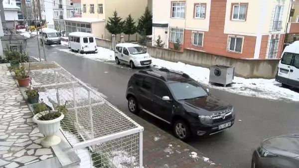 Park halindeyken kayan otomobili böyle durdurmaya çalıştılar Park halindeyken kayan otomobili böyle durdurmaya çalıştılar