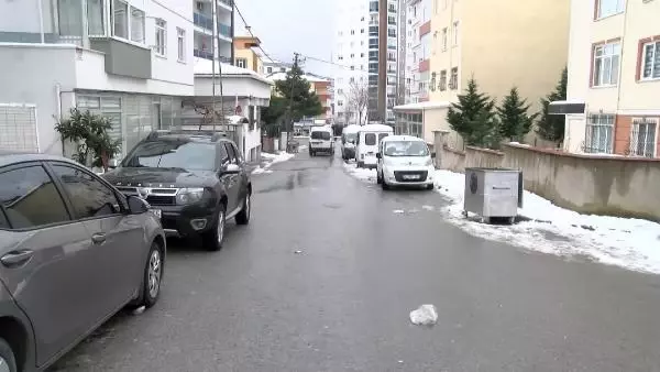 Park halindeyken kayan otomobili böyle durdurmaya çalıştılar Park halindeyken kayan otomobili böyle durdurmaya çalıştılar